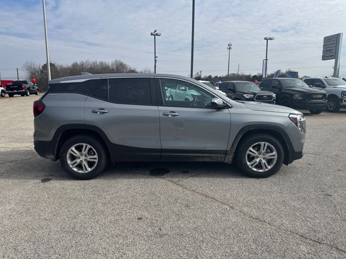 Used 2024 GMC Terrain SLE image 4