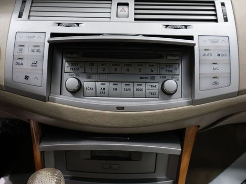 Used 2005 Toyota Avalon XLS image 25