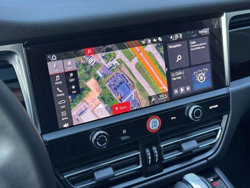 Certified 2025 Porsche Macan image 26