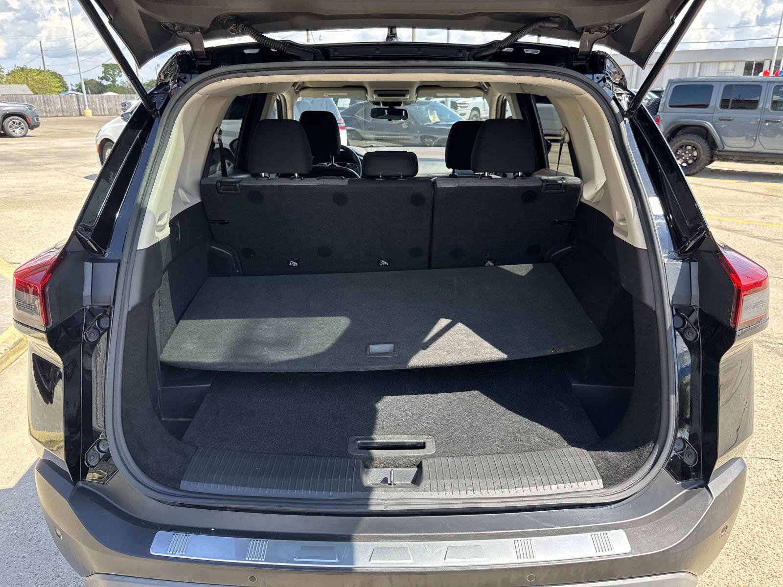 Used 2021 Nissan Rogue SV FWD image 8