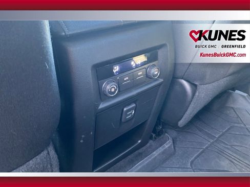 Used 2023 Chevrolet Traverse LT w/ LPO, Floor Liner Package image 38