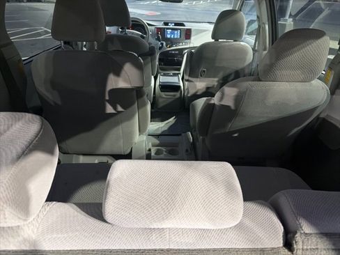 Used 2014 Toyota Sienna LE image 29