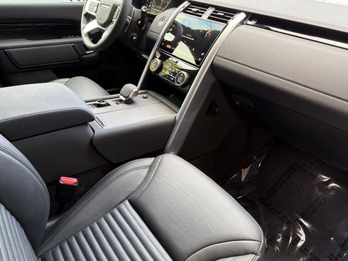 Used 2025 Land Rover Discovery S AWD/4WD image 34