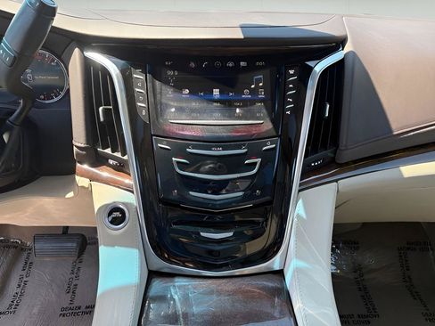Used 2017 Cadillac Escalade ESV Luxury AWD/4WD image 17
