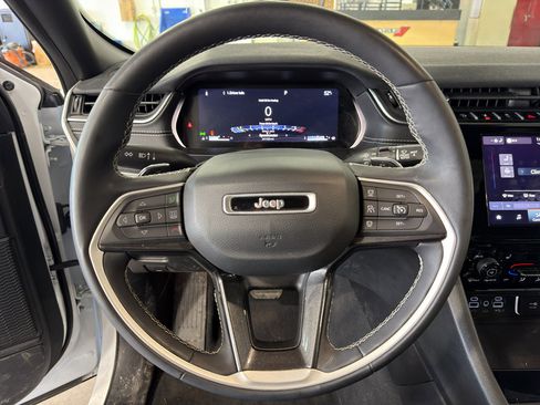 Used 2023 Jeep Grand Cherokee Altitude image 6