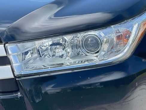 Used 2018 Toyota Highlander Plus AWD/4WD image 9