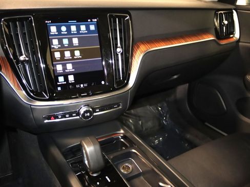 Used 2025 Volvo V60 B5 Cross Country Plus image 42