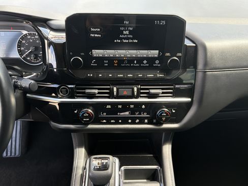 Used 2024 Nissan Pathfinder SL w/ SL Premium Package FWD image 18