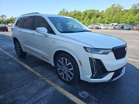 Used 2023 Cadillac XT6 Sport w/ Technology Package AWD/4WD image 3