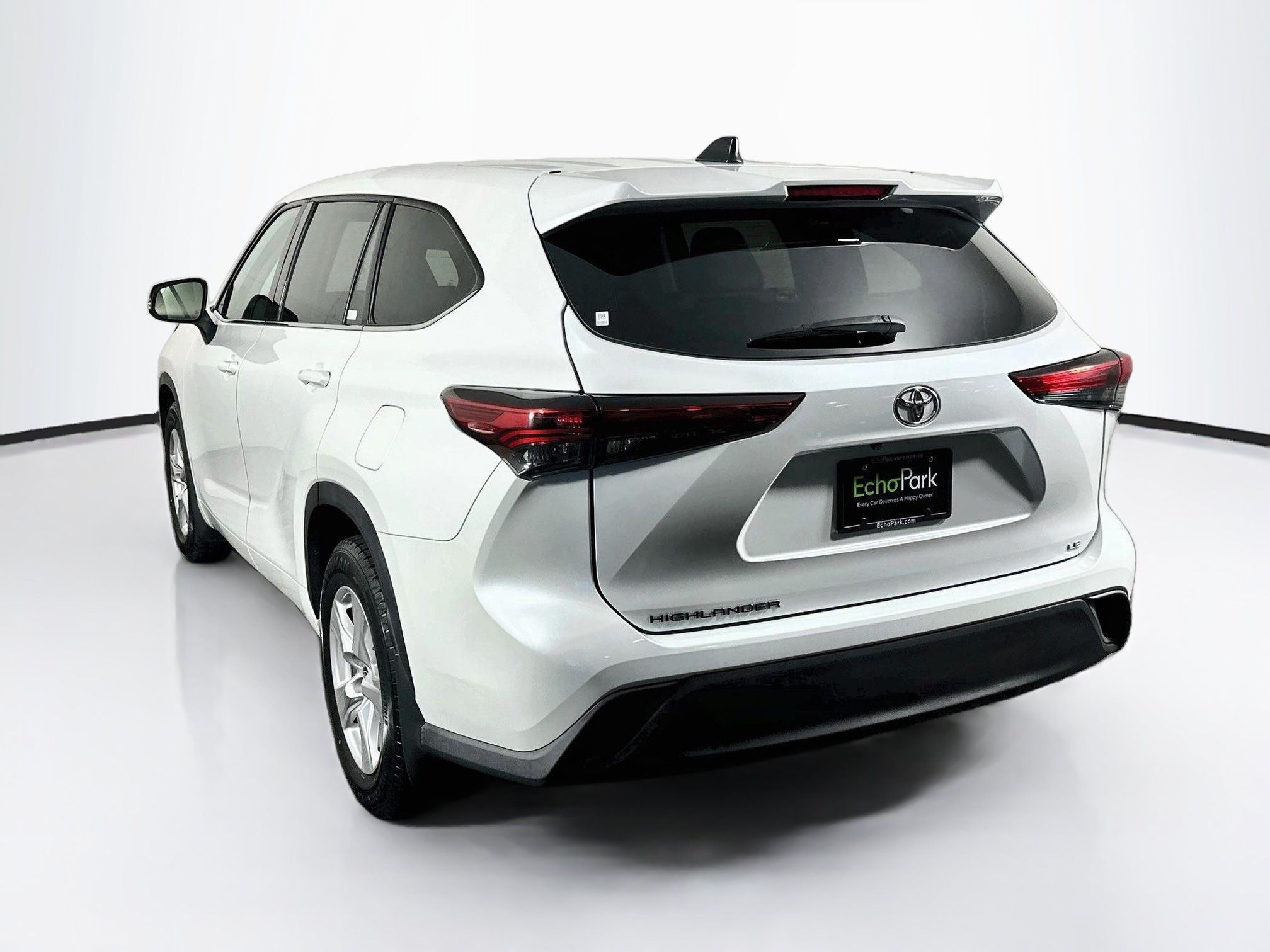 Used 2022 Toyota Highlander LE FWD image 5