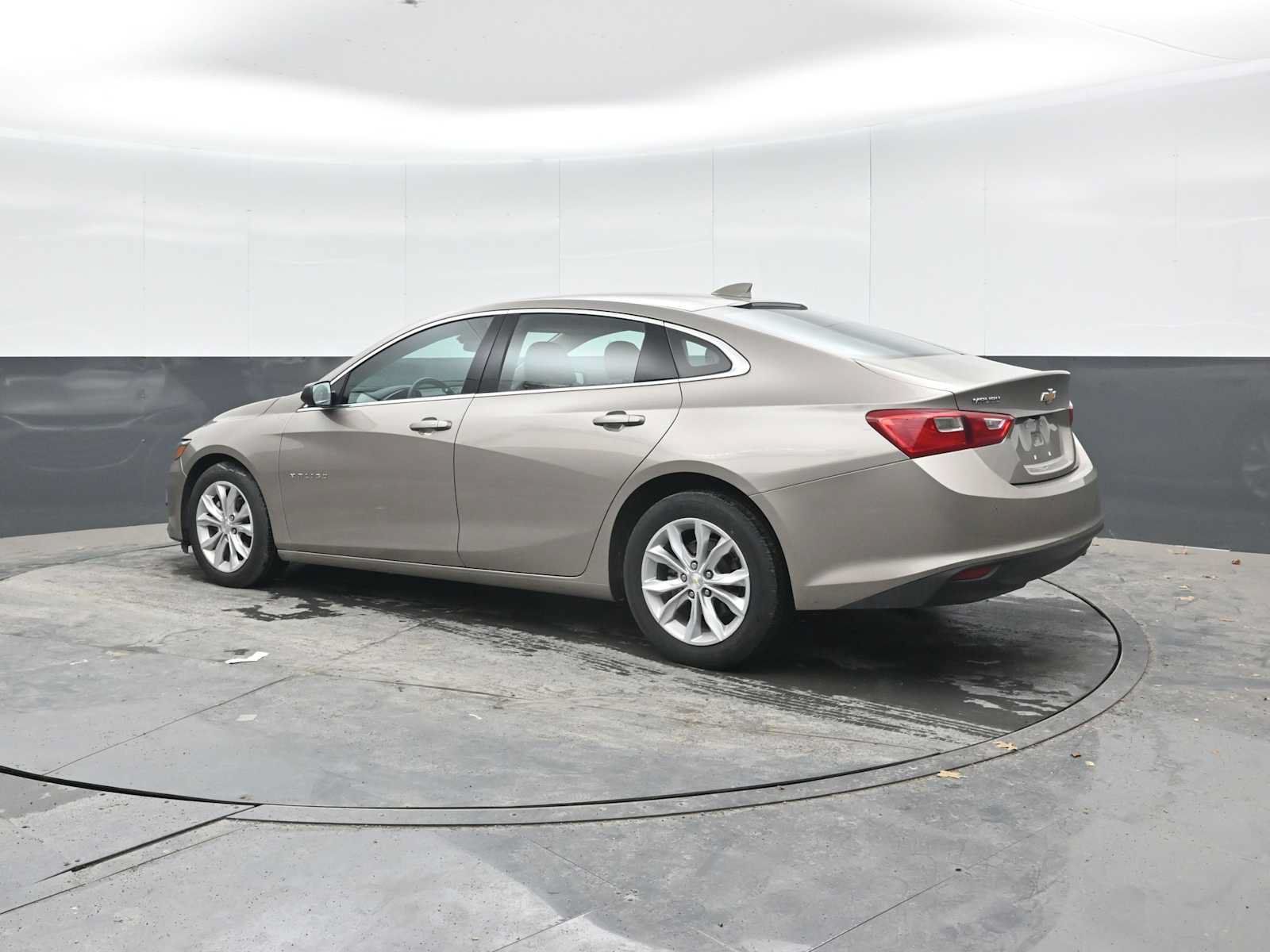 Used 2025 Chevrolet Malibu LT FWD image 2