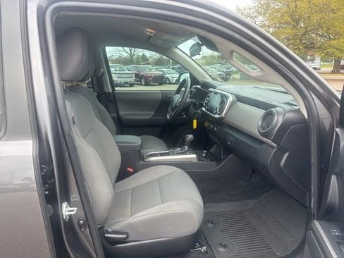 Used 2022 Toyota Tacoma SR5 w/ SR5 Appearance Package (SM) image 15