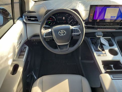 New 2026 Toyota Sienna XLE image 14