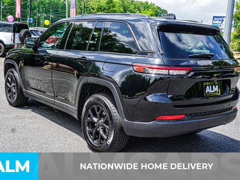 Used 2025 Jeep Grand Cherokee Altitude AWD/4WD image 4
