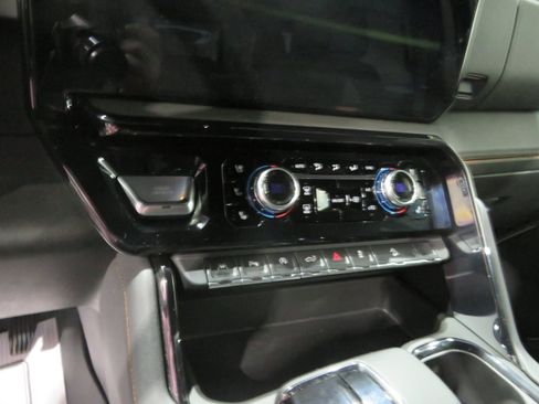 Used 2025 GMC Sierra 1500 AT4 w/ AT4 Premium Package AWD/4WD image 12