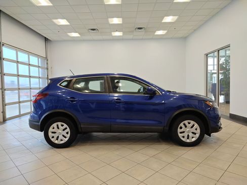 Used 2020 Nissan Rogue Sport S image 2