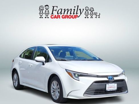 Certified 2025 Toyota Corolla LE FWD image 2
