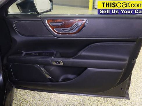 Used 2017 Lincoln Continental Select image 29