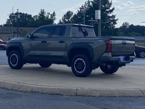 Used 2024 Toyota Tacoma TRD Off-Road w/ TRD Off Road Upgrade Package AWD/4WD image 5