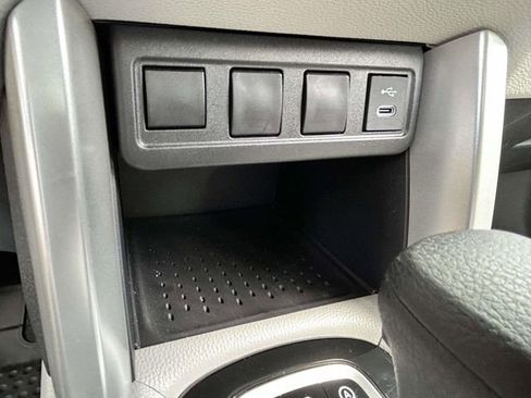 Used 2025 Toyota Corolla Cross L image 18