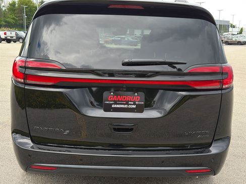 New 2027 Chrysler Pacifica Limited AWD/4WD image 7