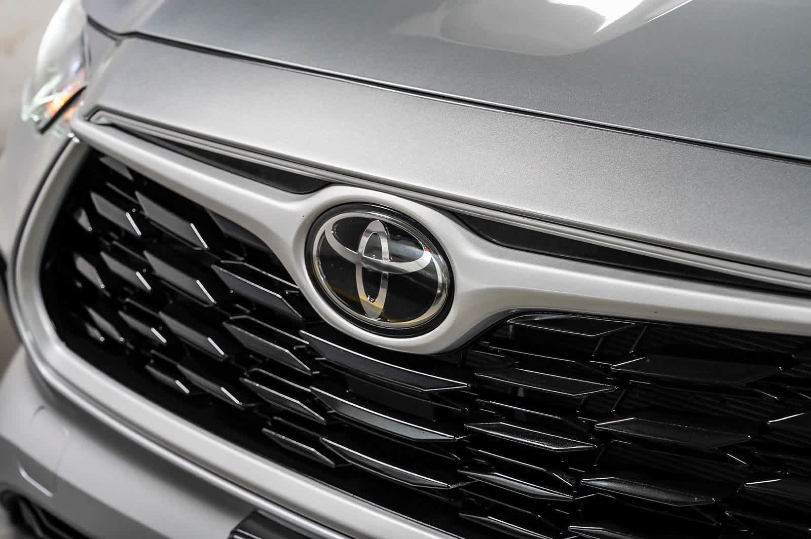 Used 2024 Toyota Highlander XLE AWD/4WD image 8