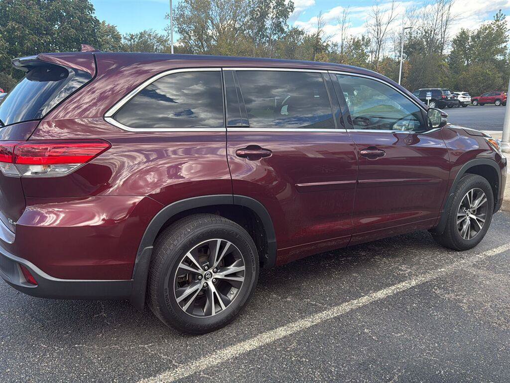 Used 2017 Toyota Highlander Plus AWD/4WD image 2