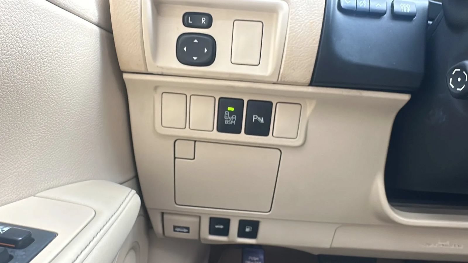 Used 2013 Lexus ES 300h w/ Luxury Pkg FWD image 25