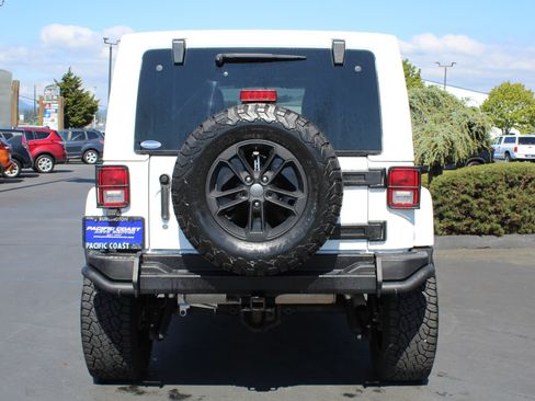Used 2017 Jeep Wrangler Unlimited Sahara AWD/4WD image 5