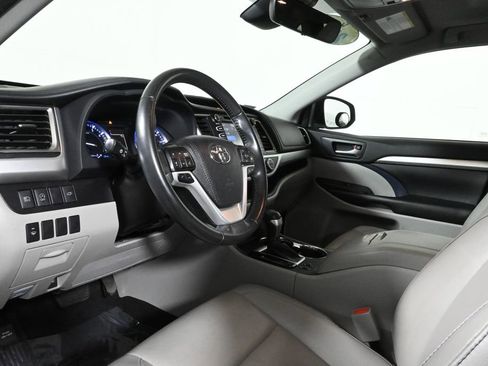 Used 2019 Toyota Highlander XLE image 14