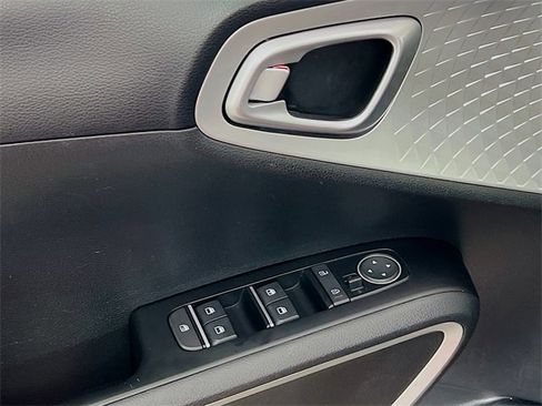 Used 2023 Kia Soul LX w/ LX Technology Package image 9