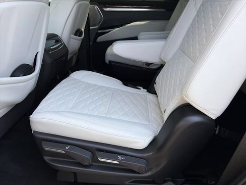 Used 2025 Cadillac Escalade Sport Platinum w/ LPO, Floor Liner Package AWD/4WD image 29