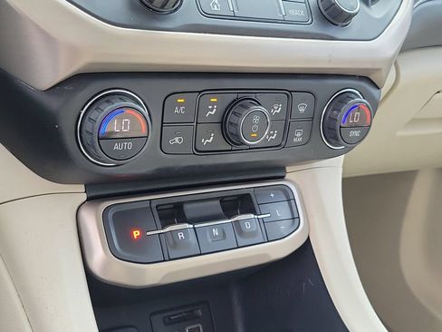 Used 2020 GMC Acadia Denali w/ Technology Package FWD image 28