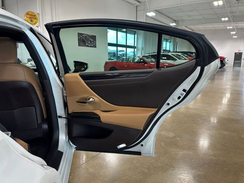 Used 2020 Lexus ES 300h w/ Premium Package FWD image 39