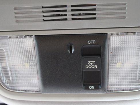 Used 2018 Honda Odyssey LX image 18