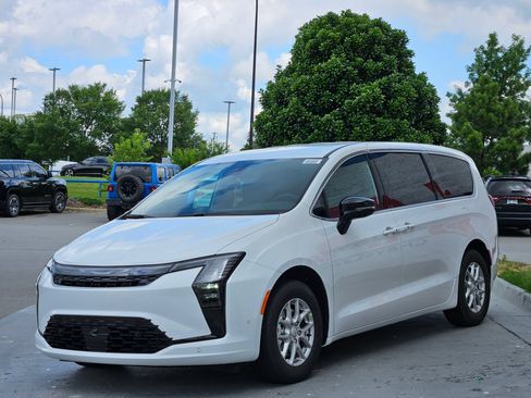 New 2027 Chrysler Pacifica Select FWD image 3