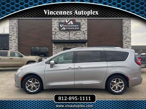 Used 2019 Chrysler Pacifica Limited image 1