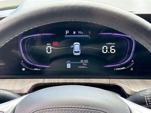 Used 2024 Kia Telluride EX w/ EX Captain's Chair Package image 12