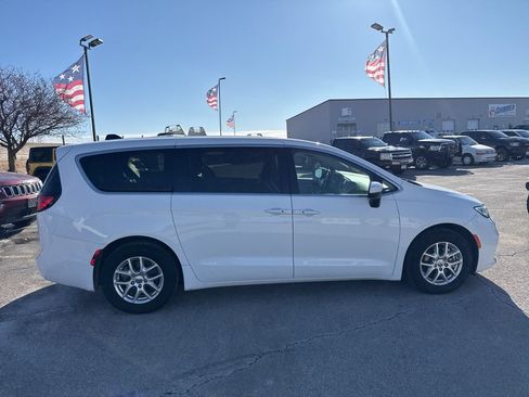 Used 2023 Chrysler Pacifica Touring-L FWD image 13