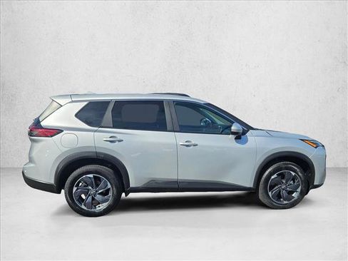 Used 2024 Nissan Rogue SV image 4