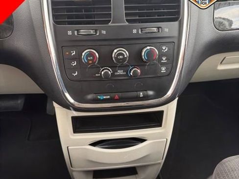Used 2018 Dodge Grand Caravan SE w/ UConnect Hands-Free Group image 17