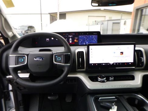 Used 2025 Ford Expedition Active image 14