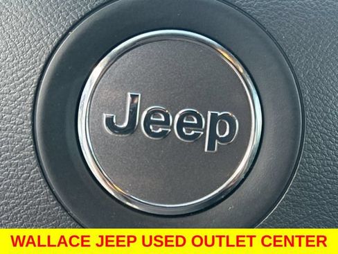 Used 2019 Jeep Grand Cherokee Laredo AWD/4WD image 29