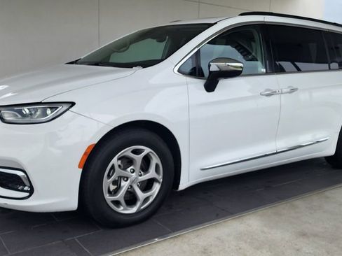 Used 2023 Chrysler Pacifica Limited FWD image 1