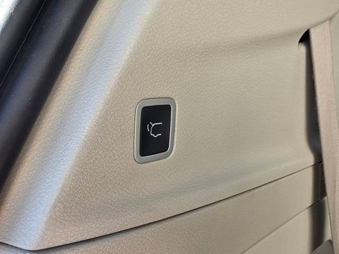 Used 2024 Chrysler Pacifica Touring-L image 34