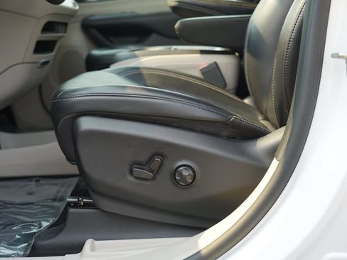 Used 2023 Chrysler Pacifica Touring-L FWD image 15