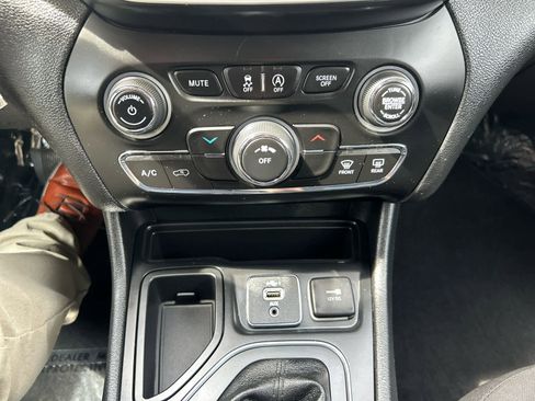 Used 2019 Jeep Cherokee Latitude w/ Popular Appearance Group image 19