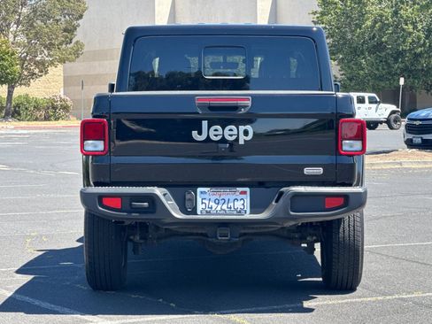 Used 2021 Jeep Gladiator Overland AWD/4WD image 5