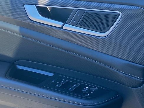 Certified 2025 Volkswagen Atlas Cross Sport SEL image 18