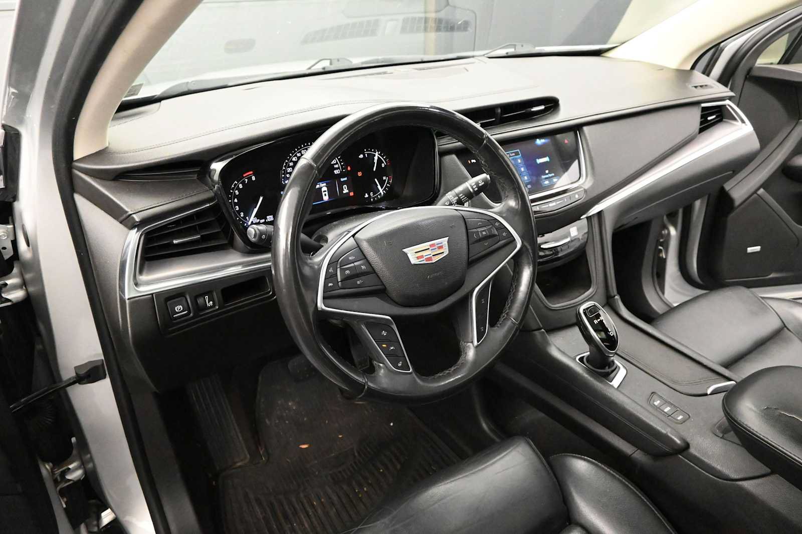 Used 2017 Cadillac XT5 Luxury w/ Driver Awareness Package AWD/4WD image 10
